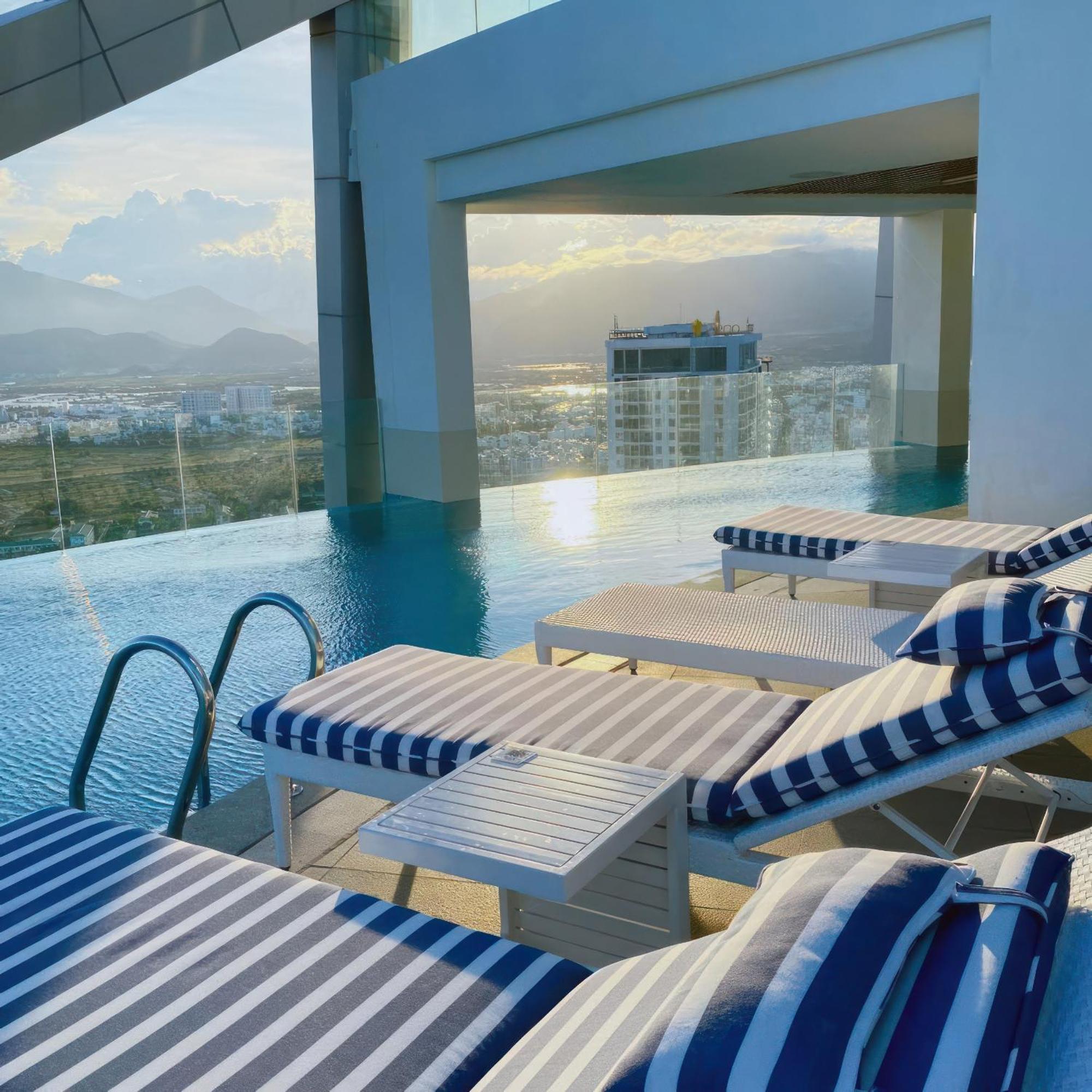 Coastal Panorama Oceanfront Suites Nha Trang Esterno foto